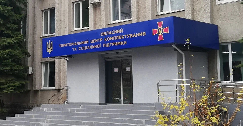 В Киеве погиб мобилизованный мужчина, который пытался сбежать из автомобиля по дороге в ТЦК