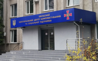 В Киеве погиб мобилизованный мужчина, который пытался сбежать из автомобиля по дороге в ТЦК