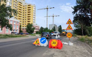 В Киеве обустраивают безбарьерный светофор на перекрестке в Дарницком районе