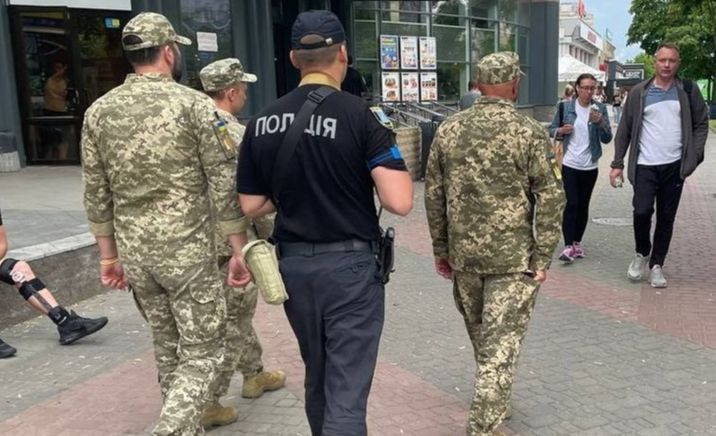 В Одесі чоловік вдарив ножем працівника ТЦК