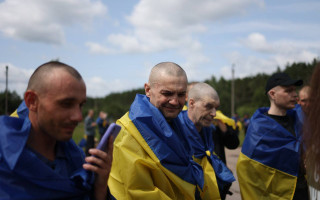 Владимир Зеленский опубликовал трогательные фотографии с обмена военнопленных — фото