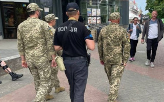 В Одесі чоловік вдарив ножем працівника ТЦК