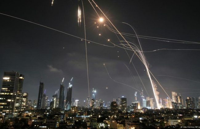 Мужчину в Израиле сбил автомобиль, пока он следил за работой ПВО во время массированной атаки, видео