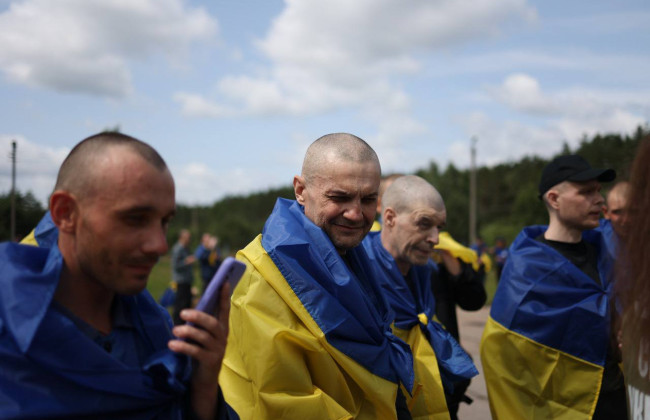 Володимир Зеленський опублікував щемливі світлини з обміну військовополонених — фото