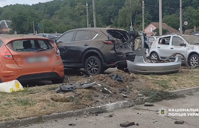 У Полтаві Tesla влетіла у парковку: п'ять людей в лікарні, 7 авто пошкоджено, відео