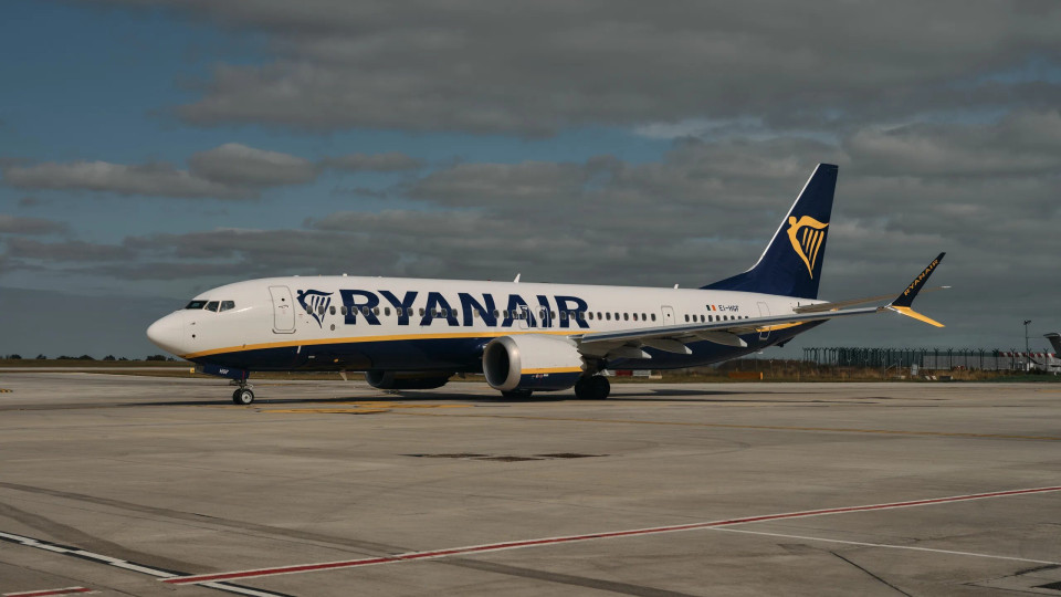 Авіакомпанія Ryanair стягуватиме штрафи з пасажирів за порушення правил поведінки