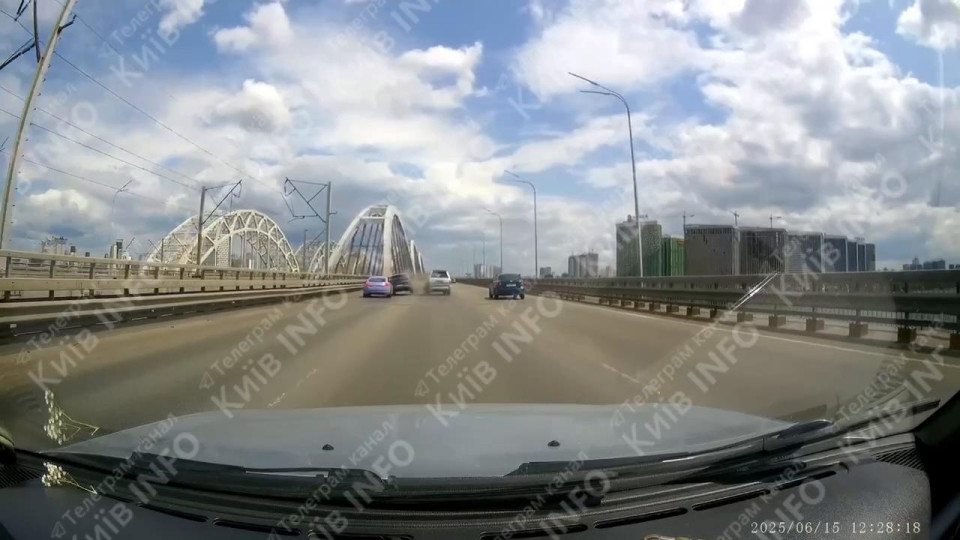 Маневри на дорозі закінчилися ДТП – відео аварії на Дарницькому мосту