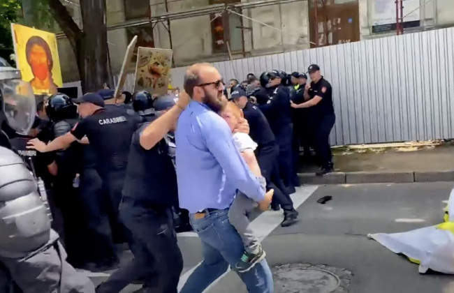 У Молдові священники та віряни із іконами та хрестами спробували прорватися до маршу на підтримку ЛГБТ – сталася сутичка
