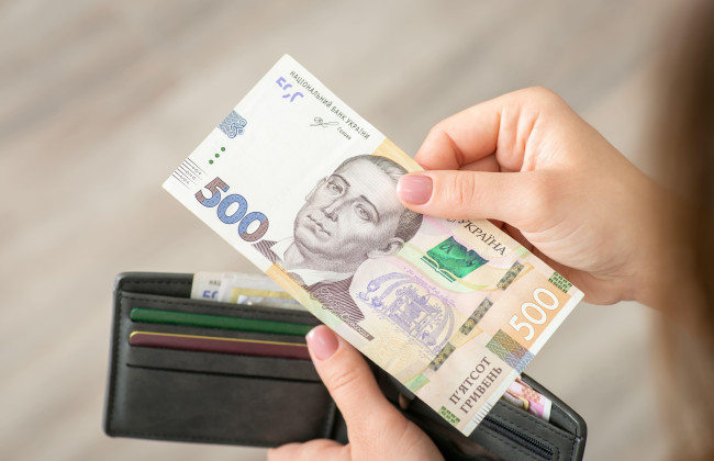 Средняя зарплата в Украине выросла, но не для всех: в некоторых отраслях рост не покрывает даже инфляцию