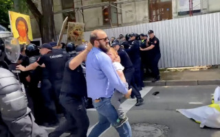 В Молдове священники и верующие с иконами и крестами попытались прорваться к маршу в поддержку ЛГБТ – произошла стычка