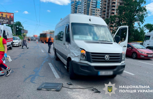 В Киеве в ДТП пострадали дети — столкнулись два микроавтобуса и прицеп