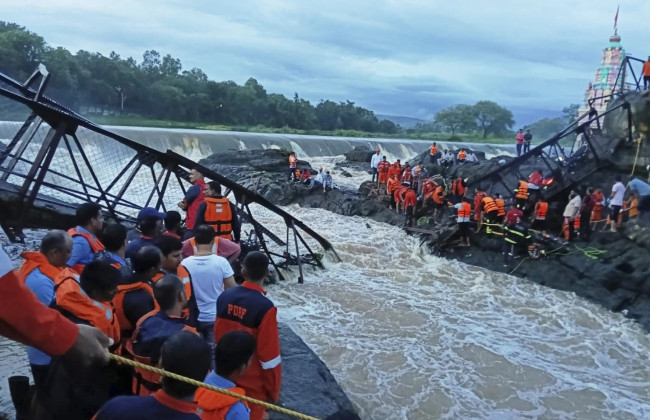 В Индии обрушился мост в туристической зоне: есть погибшие, более 30 – травмированы