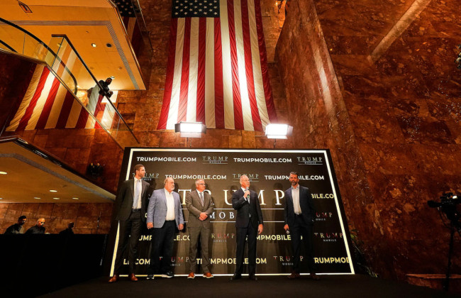 Компания Трампа запускает сервис мобильной связи и «золотые» смартфоны