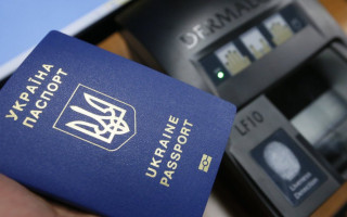 Депутаты предлагают оставить в паспортах-книжечках, которые еще выдаются по решению суда, только украинский язык