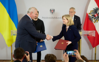 Украина и Австрия подписали пять соглашений по безопасности, возвращению детей и восстановлению