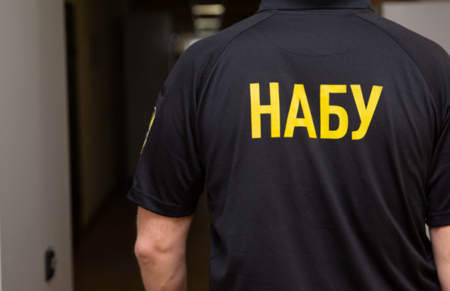 Адвокату и мужчине, которого он представлял, сообщено о подозрении в попытке подкупа судьи