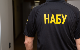 Адвокату и мужчине, которого он представлял, сообщено о подозрении в попытке подкупа судьи
