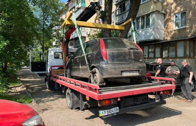 Около 600 брошенных авто исчезли с улиц Киева