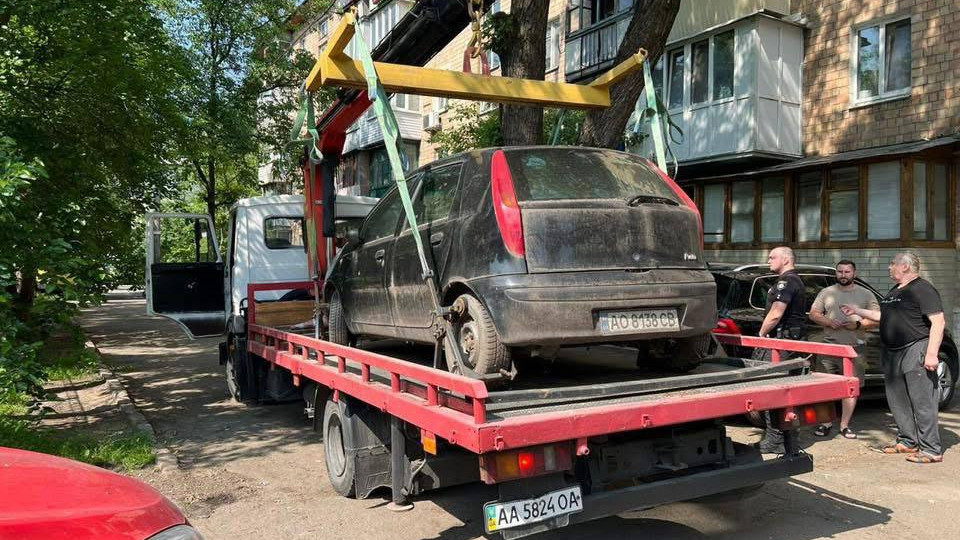 Близько 600 покинутих авто зникли з вулиць Києва