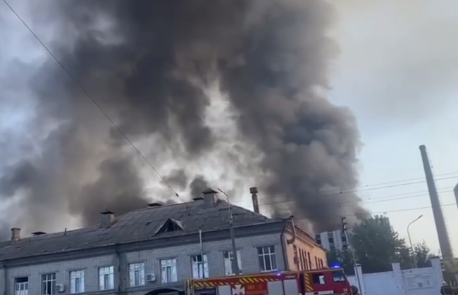 В Дарницком районе Киева до сих пор сильный пожар после ночных обстрелов, видео