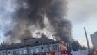 У Дарницькому районі Києва досі сильна пожежа після нічного обстрілу, відео