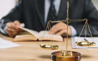Суд не вправе решать вопрос об уменьшении суммы расходов на профессиональную правовую помощь по собственной инициативе — Черкасский апелляционный суд