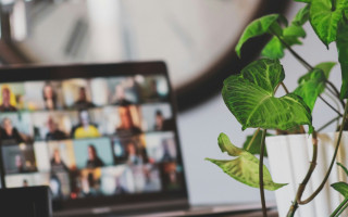 У Британії юрист оголився перед колегами під час онлайн-наради та втратив право працювати в юридичній сфері