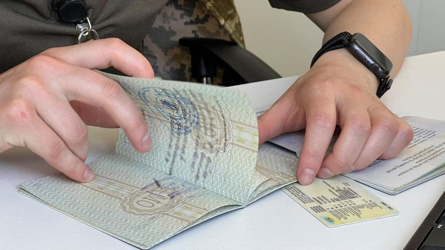 Право на снятие с учета военнообязанных имеют лица, которые уже выбыли за пределы Украины, а не те, что собираются – Верховный Суд