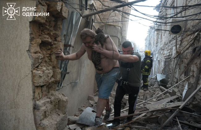 В Одессе Россия атаковала жилые дома, здание инклюзивного центра, автомобили – фото