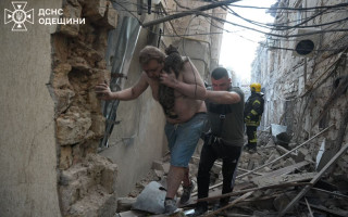 В Одесі Росія атакувала житлові будинки, будівлю інклюзивного центру, автомобілі – фото