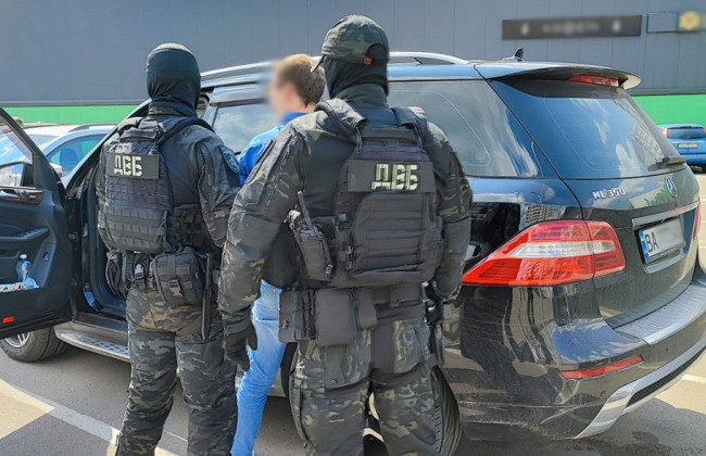 В Киевской области задержали дельца, который обещал уклонистам снятие с розыска ТЦК и работу с «бронью»