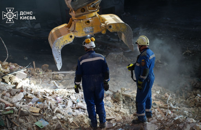 21 погибший, более 130 раненых — спасатели извлекли из-под завалов еще 5 тел в Соломенском районе Киева