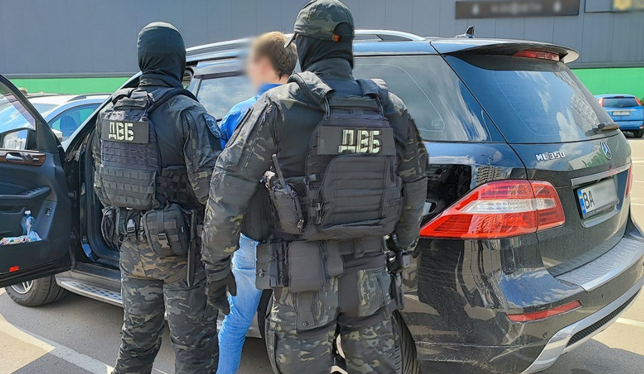 На Київщині затримали ділка, який обіцяв ухилянтам зняття з розшуку ТЦК та роботу з «бронею»