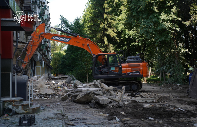 В поврежденной обстрелом пятиэтажке в Киеве обрушился лестничный пролет