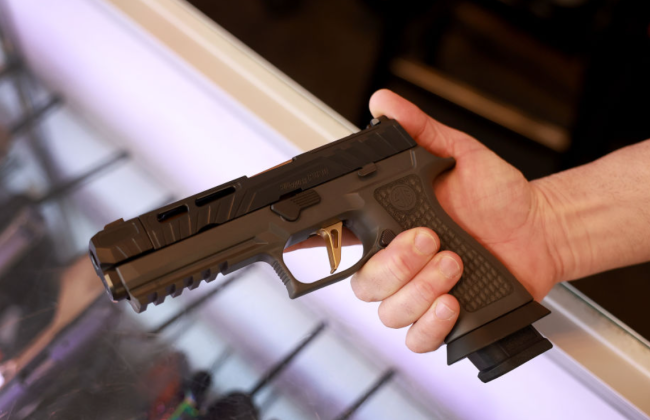 Суд в США: отсутствие предохранителя на пистолете — не доказательство вины производителя оружия в случайном выстреле