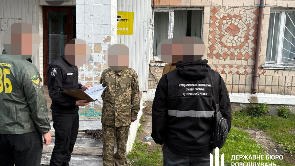 ДБР та СБУ затримали військового – його підозрюють у наведені ракет на військові частини