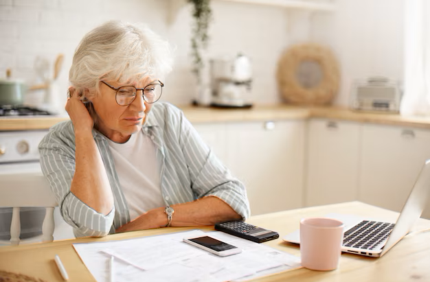 Підприємство закривається: чи може жінка, якій менше 60 років, достроково вийти на пенсію