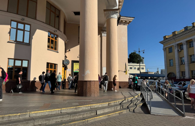 В Киеве на станции метро «Вокзальная» устанавливают пандусы