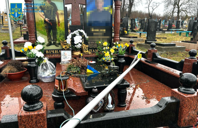 Несовершеннолетнего из Хмельницкой области, повредившего могилу военного, могут отправить в тюрьму