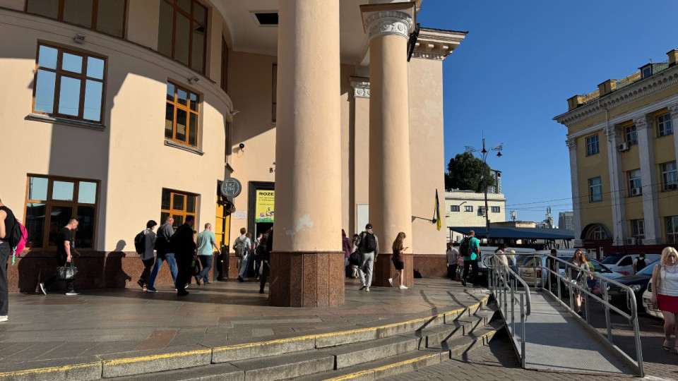 У Києві на станції метро «Вокзальна» встановлюють пандуси
