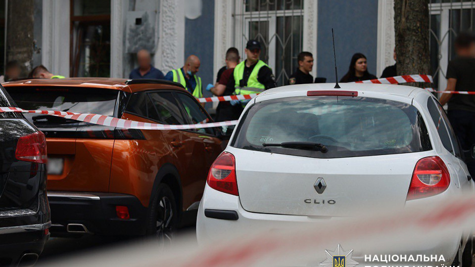 У Житомирі прямо на вулиці чоловік застрелив ексдружину та вчинив самогубство