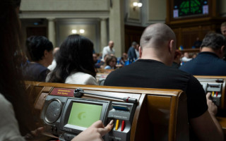 Число депутатов в Верховной Раде уменьшилось до 398 – нардеп Олесь Довгий сложил полномочия