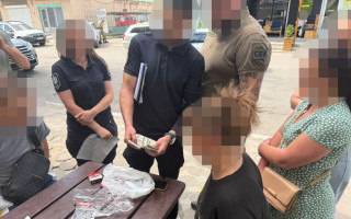 Не вийшло виїхати самому, тож допомагав за $6 тисяч іншим – викрито правоохоронця на переправлянні  ухилянтів до Молдови