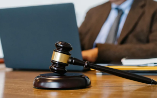 Британський юрист не зміг повернутись до професії після 10-річного відсторонення — не довів суду, що змінився