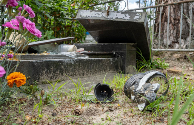 В Буче вандалы повредили десять надгробий на кладбище