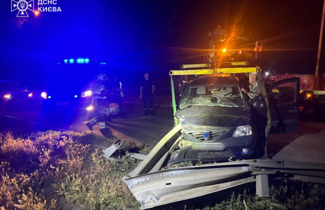 У Києві в Оболонському районі автомобіль влетів в металевий відбійник – фото