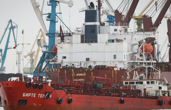 ЕС отложил попытки снизить потолок цен на российскую нефть на фоне обострения на Ближнем Востоке — Politico