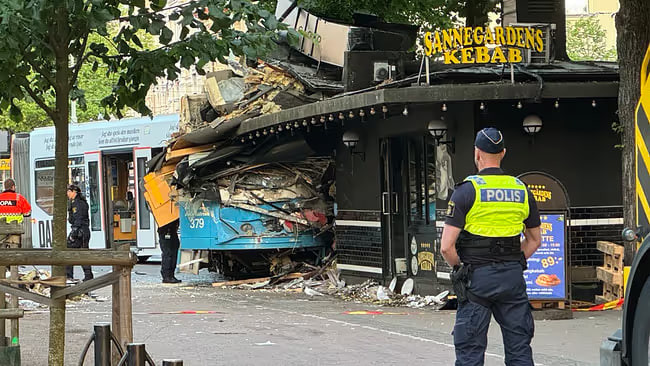 В Швеции трамвай без тормозов сошел с рельсов и въехал киоск с едой, есть пострадавшие