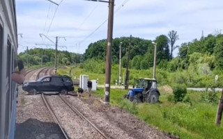 Toyota на путях заблокировала движение поезда – видео