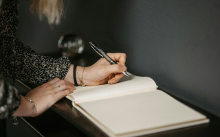 У Британії співробітниця юрфірми втратила роботу за підробку підписів клієнтів